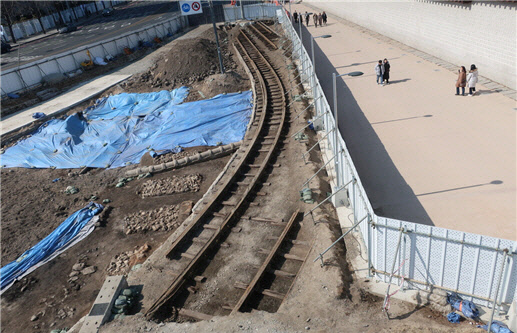 광화문 월대 및 주변부 조사에서 발굴된 일제강점기 전차철로 모습.  <사진=서울시>